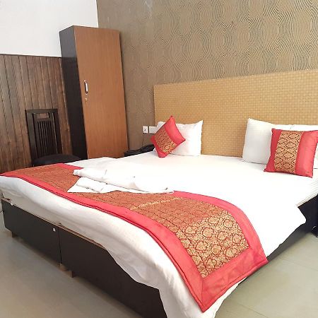 Hotel The Royal Crown Gurgaon Exterior foto