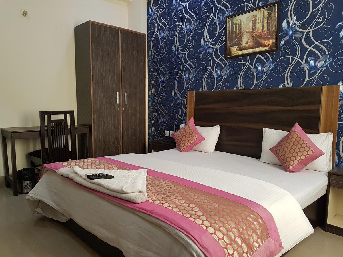 Hotel The Royal Crown Gurgaon Exterior foto